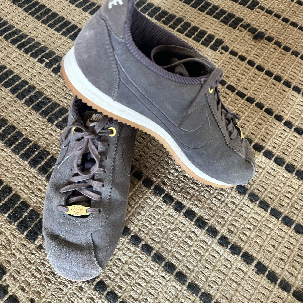 Nike Women's Athletic Shoes in Gray and White